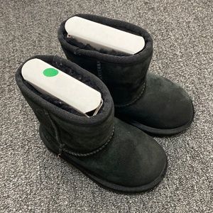 Toddler Ugg in Black Classic size 8